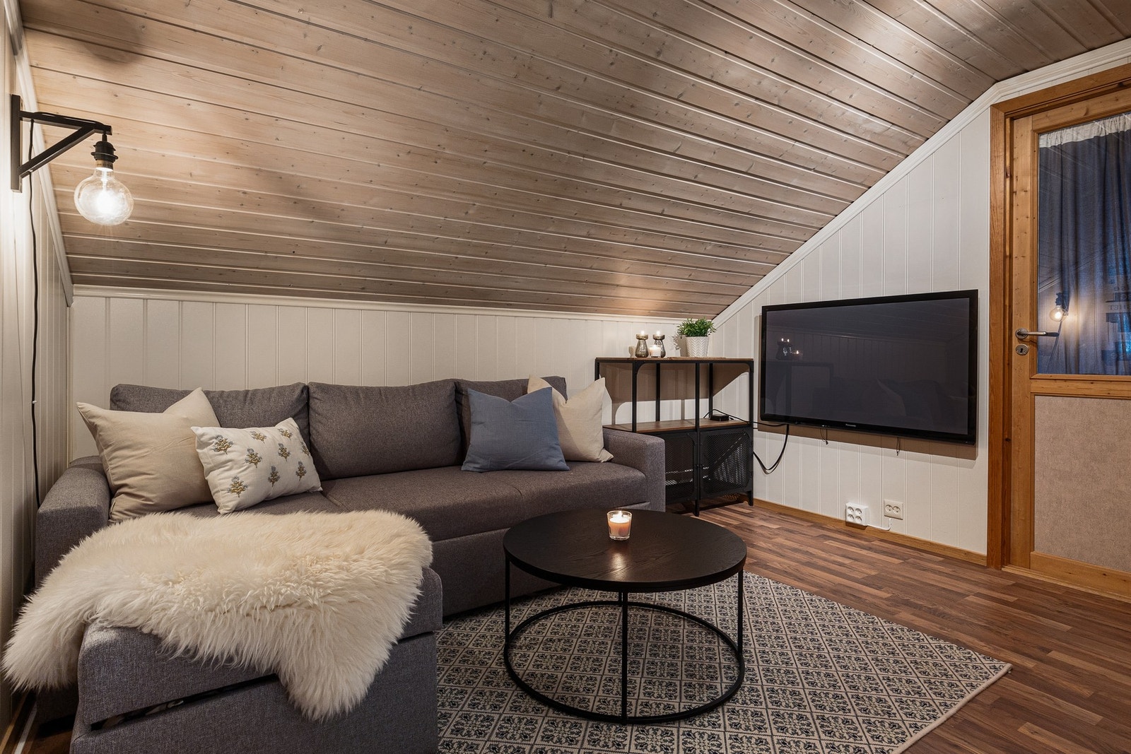 Vi tar turen opp til 2. etasje, her har du en koselig loftsstue. Det bemerkes at det ikke finnes byggetegninger av etasjen som gjør at vi ikke kan bekrefte lovligheten av rommene. Rommene beskrives som de er innredet i videre bildetekst Galleribilde