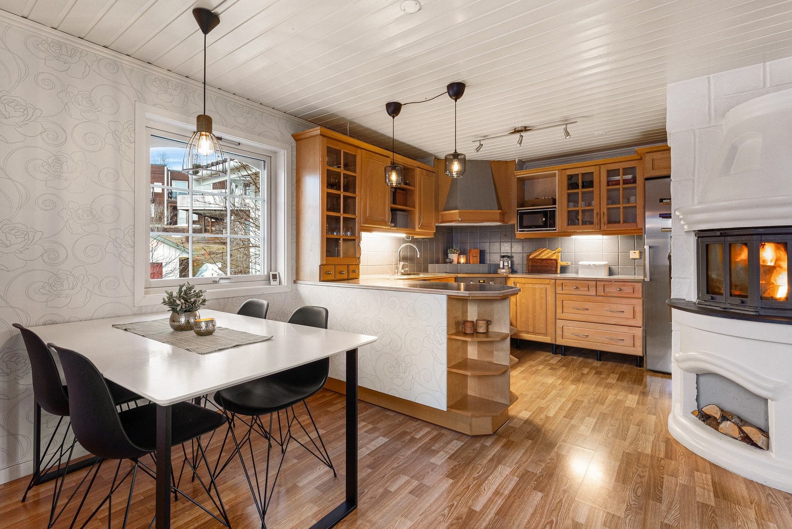 Flott kjøkken med vedovn Galleribilde