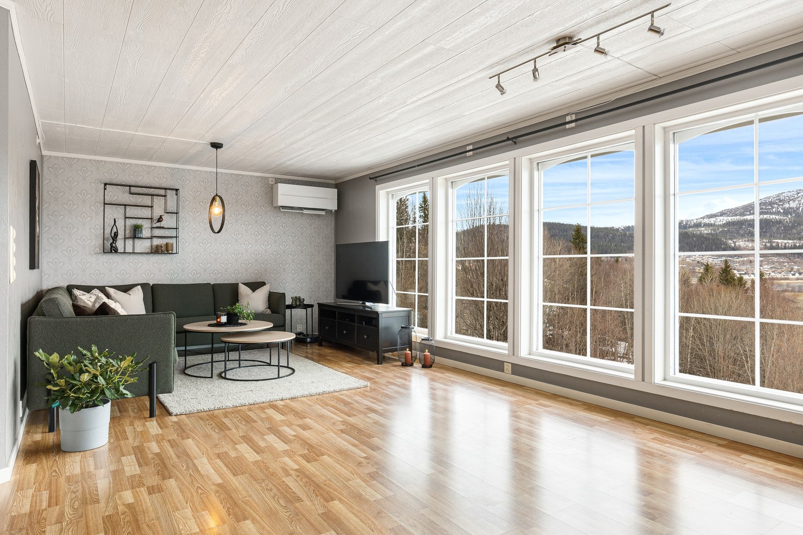 Stuen er romslig med store vindusflater som slipper inn mye lys Galleribilde