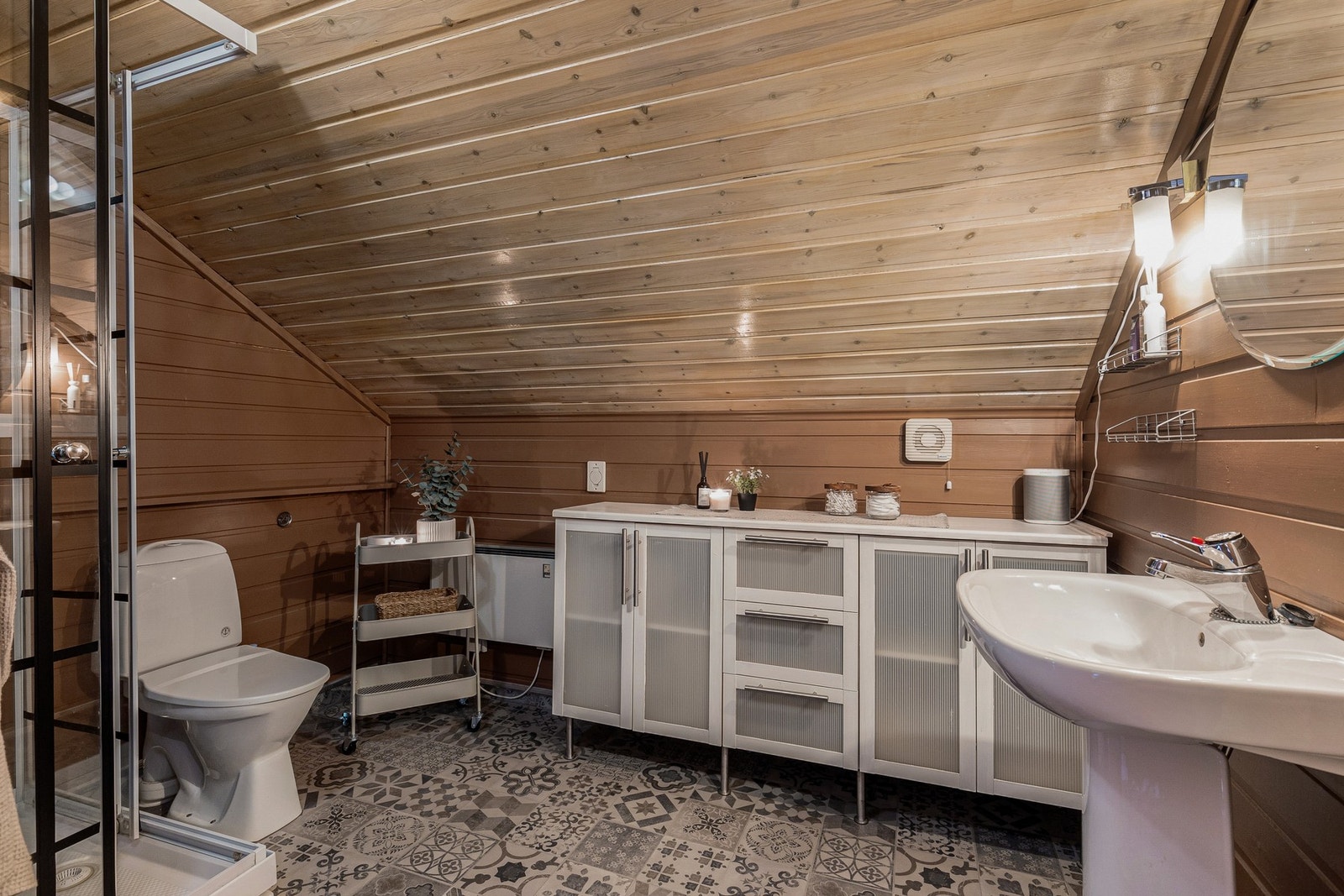 Innredet bad med dusj i 2. etasje Galleribilde