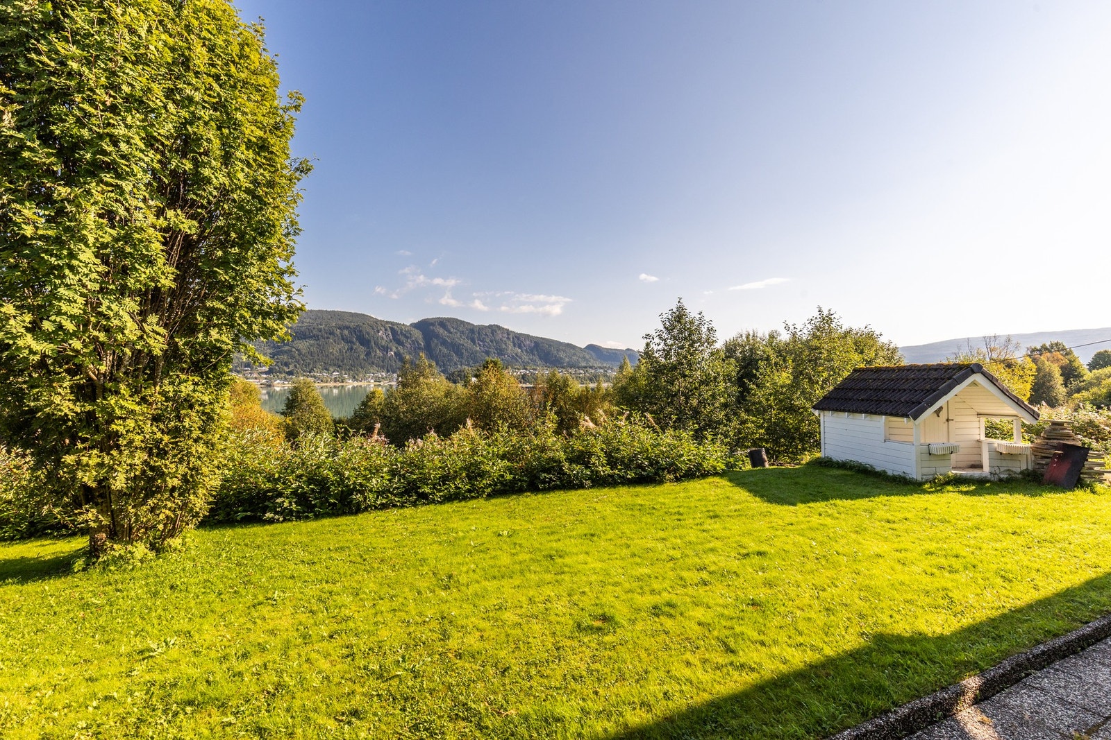 Boligen ligger fint til uten noen hus foran Galleribilde