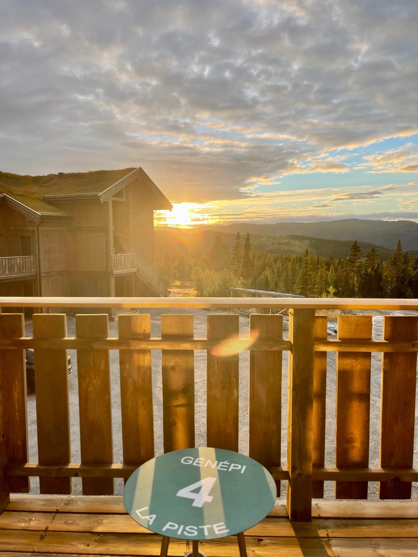 Solrik veranda på 15 kvm med plass til flere sittegrupper. Galleribilde