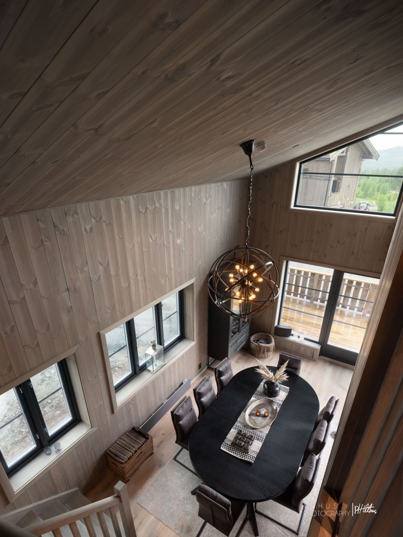 Leiligheten er lys og luftig med skråhimlinger og vinduer fra gulv til tak. Galleribilde