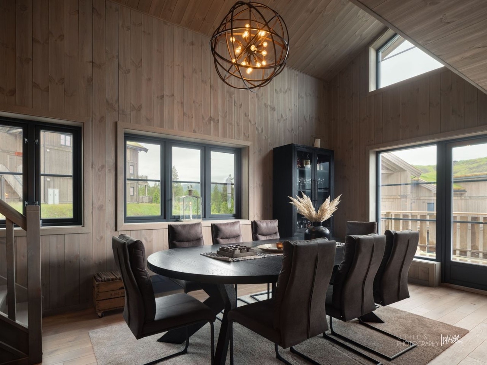 Spisestuen har god plass til mange gjester. Galleribilde