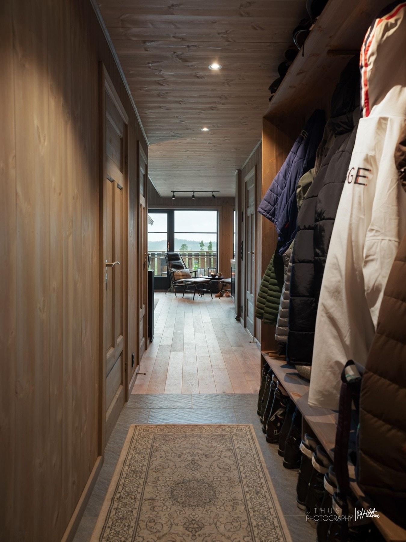 Romslig entre med plass til garderobe. Galleribilde