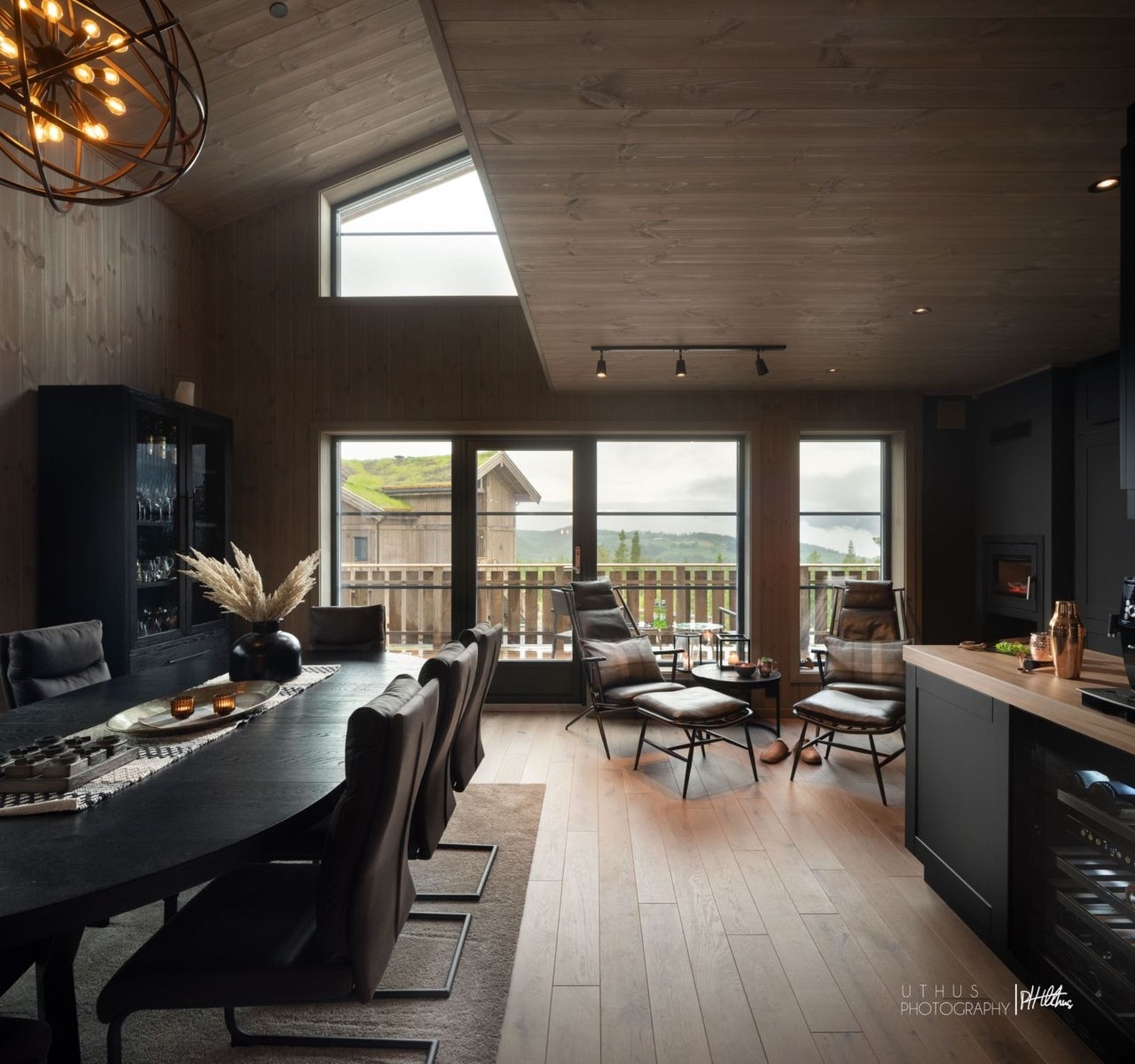 Stuen og spisestuen er lys og innbydende med en fantastisk utsikt og utgang til en stor veranda. Galleribilde