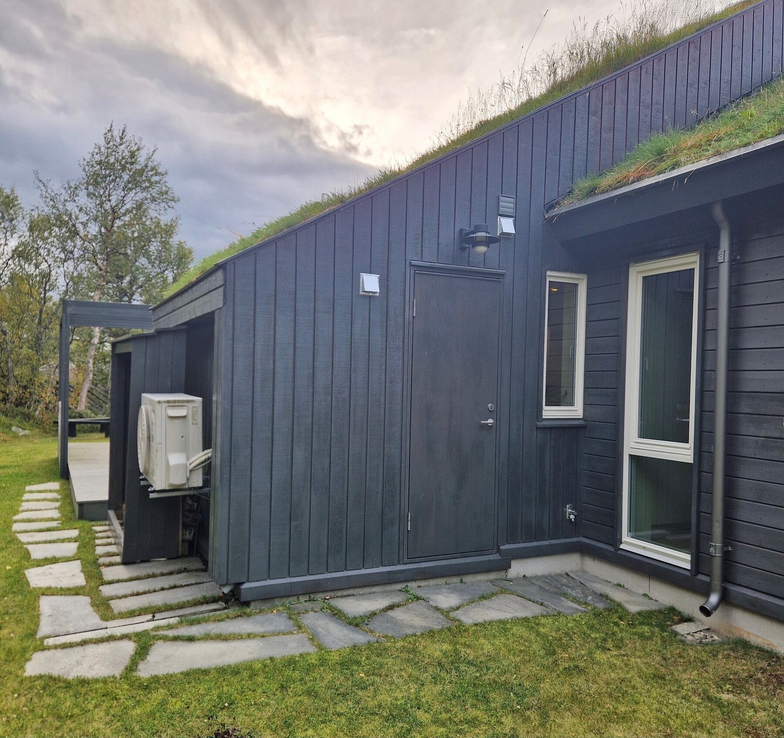 Egen bod på baksiden av hytta. Galleribilde