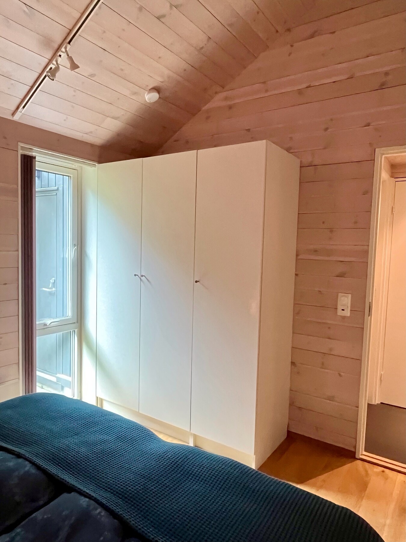 Selgers eget bilde viser god garderobeløsning på soverom. Galleribilde