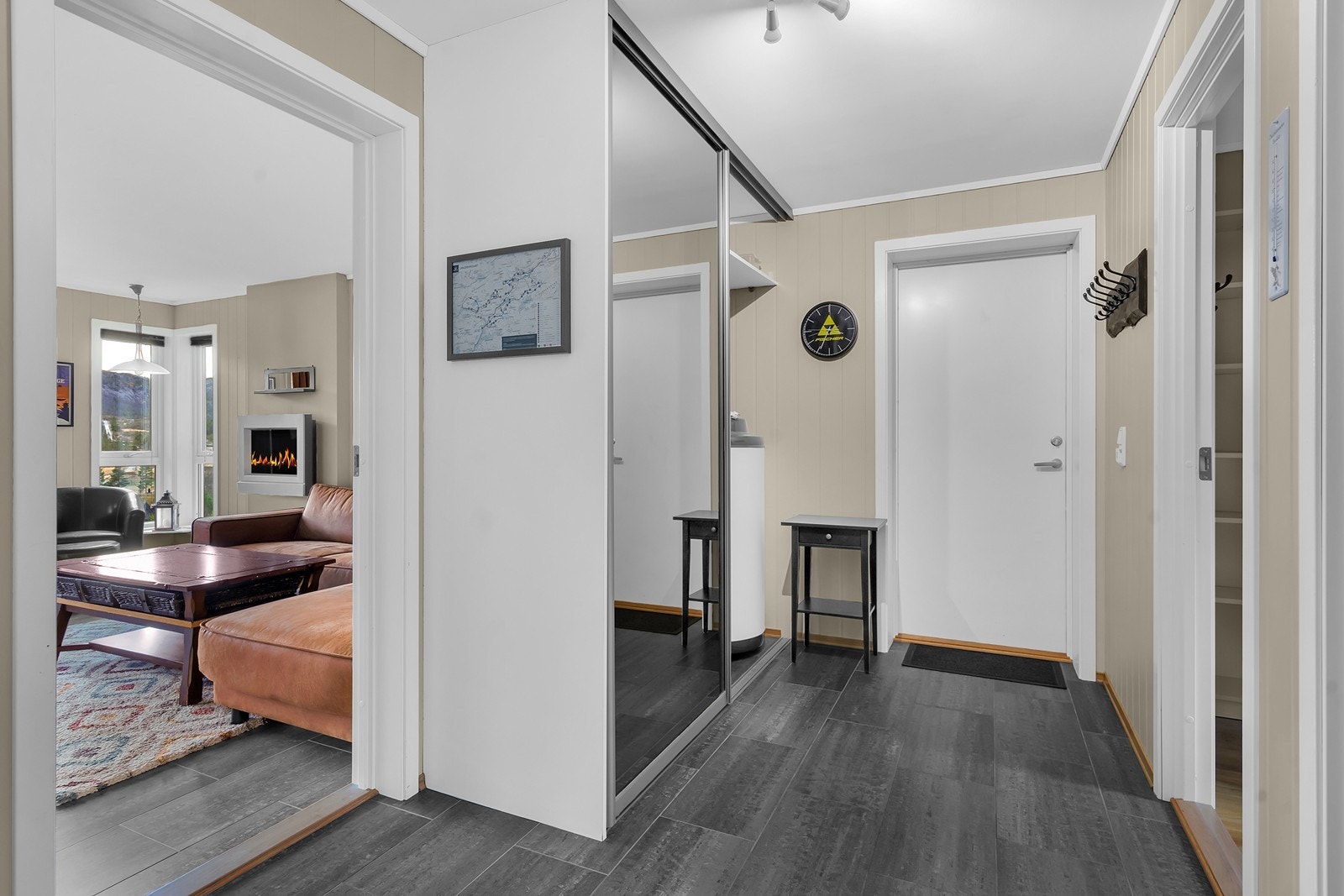 Romslig gang med skyvedørsgarderobe Galleribilde