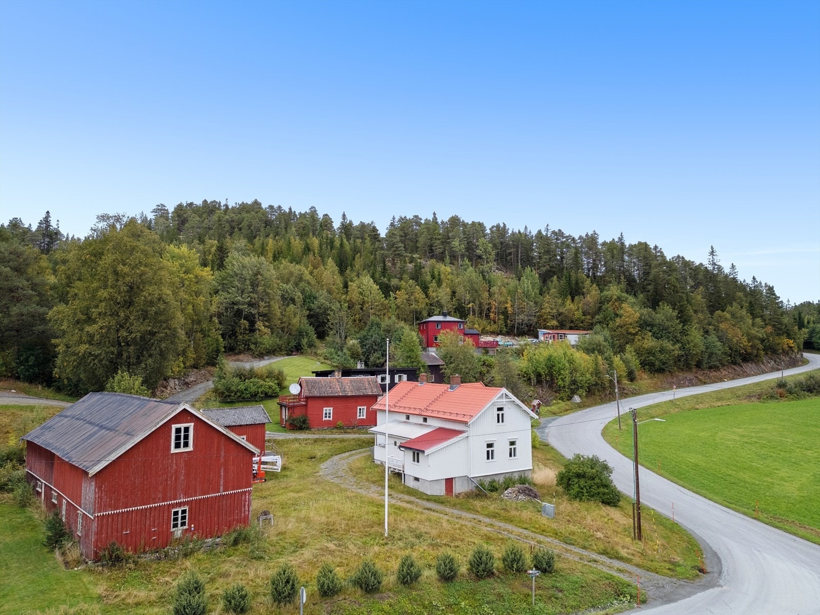 Velkommen til Selbuvegen 653! En idyllisk eiendom med enebolig, stabbur og fjøs, beliggende i naturskjønne omgivelser. Galleribilde