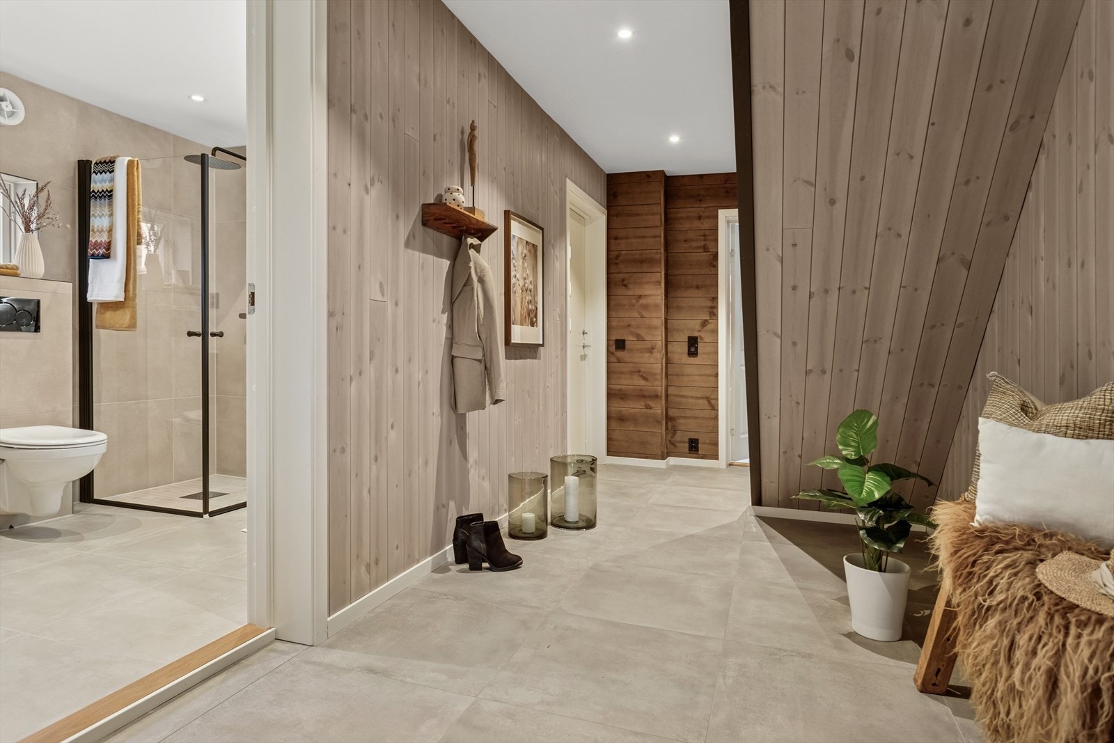 Delikat inngangsparti med fliser, varmekabler i gulv og downlights i himling. Galleribilde