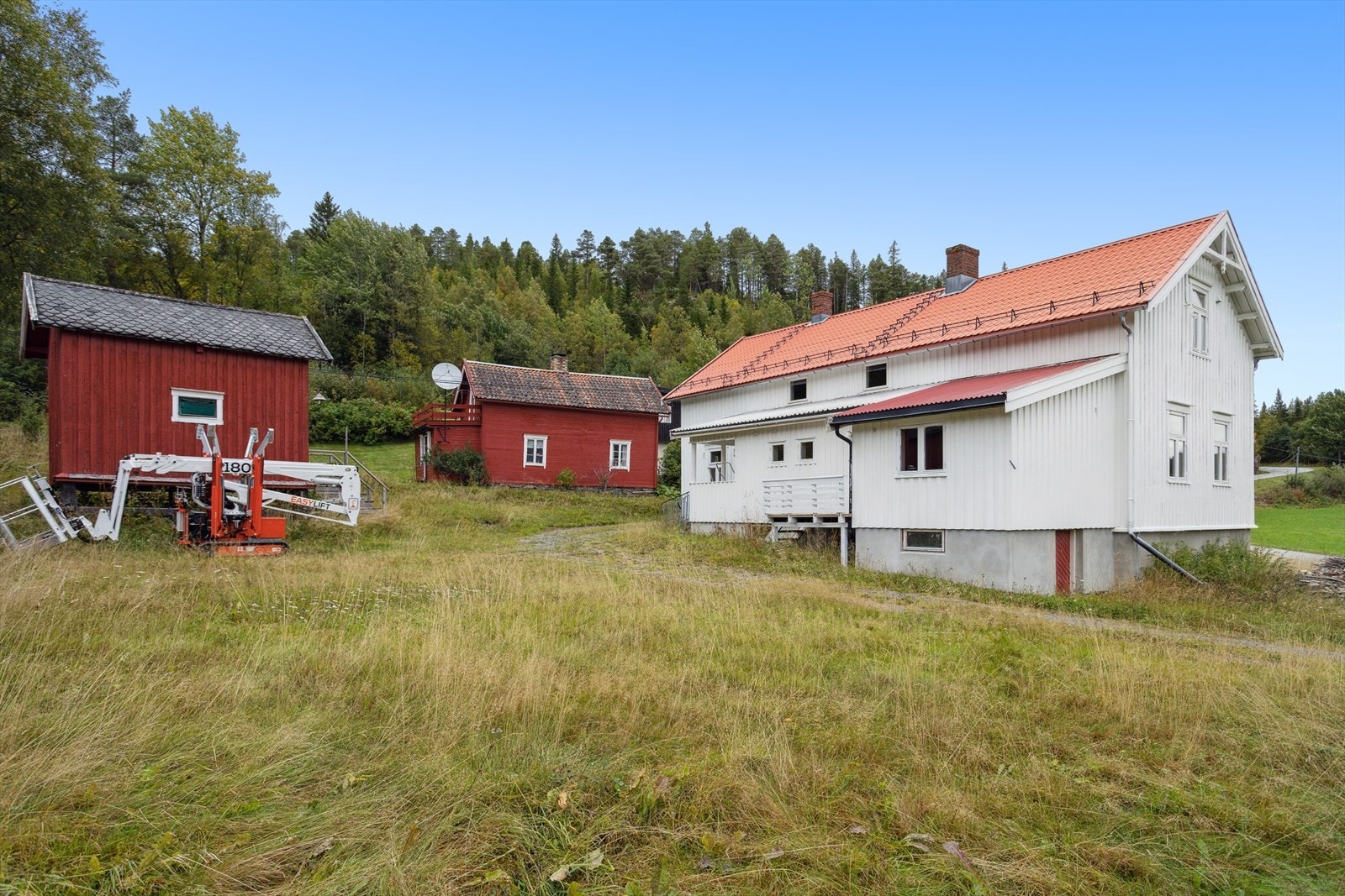 Eiendommen har et totalareal på ca. 1,6 mål, og består av et bolighus som er omfattende rehabilitert i 2024, i tillegg til øvrig tunbebyggelse med fjøs og stabbur. Galleribilde