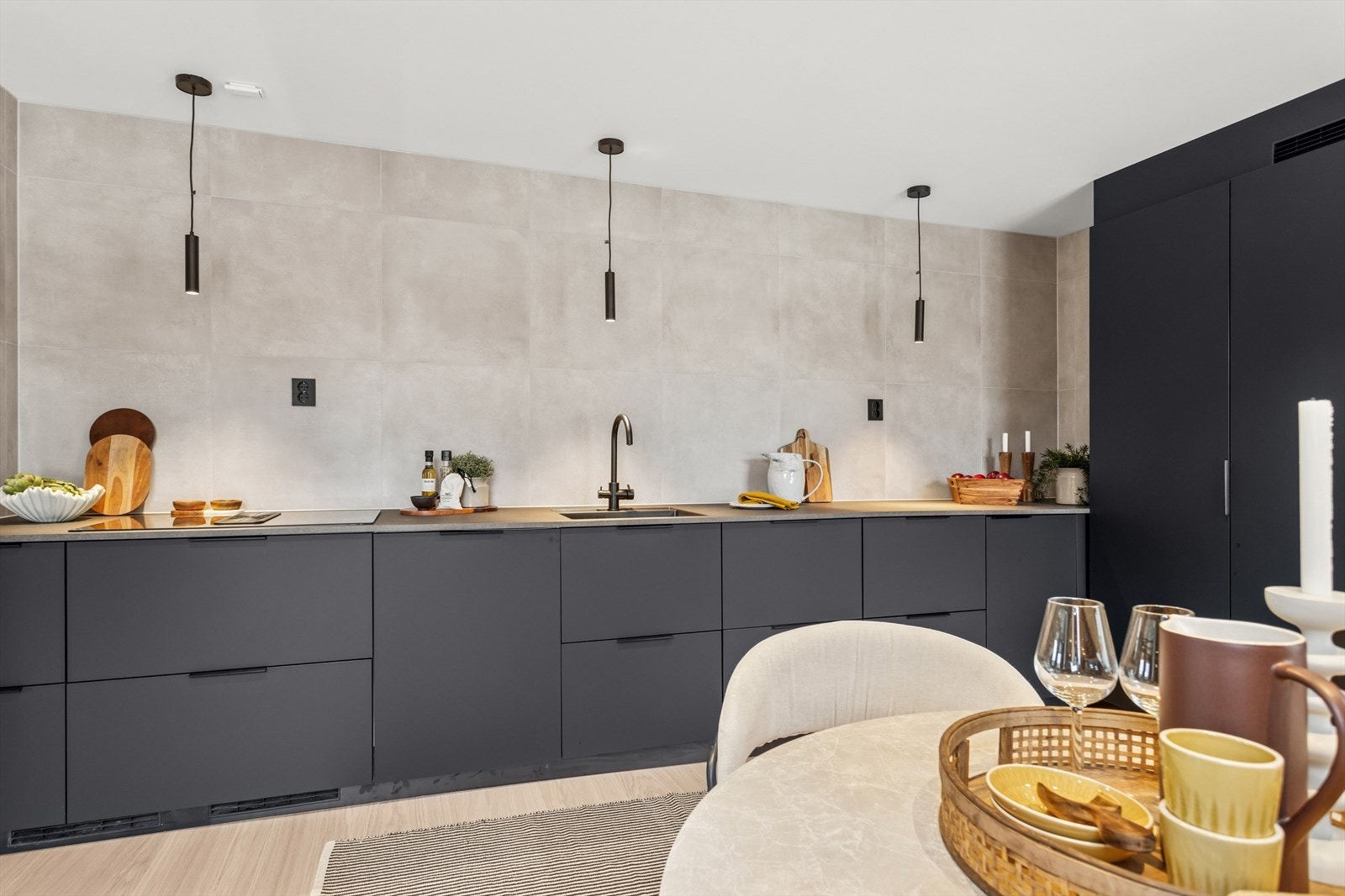 Gode oppbevaringsmuligheter er utmerket for et ryddig og velorganisert kjøkken, mens den langsgående kjøkkenbenken er ypperlig for kokkeglade sjeler. Galleribilde