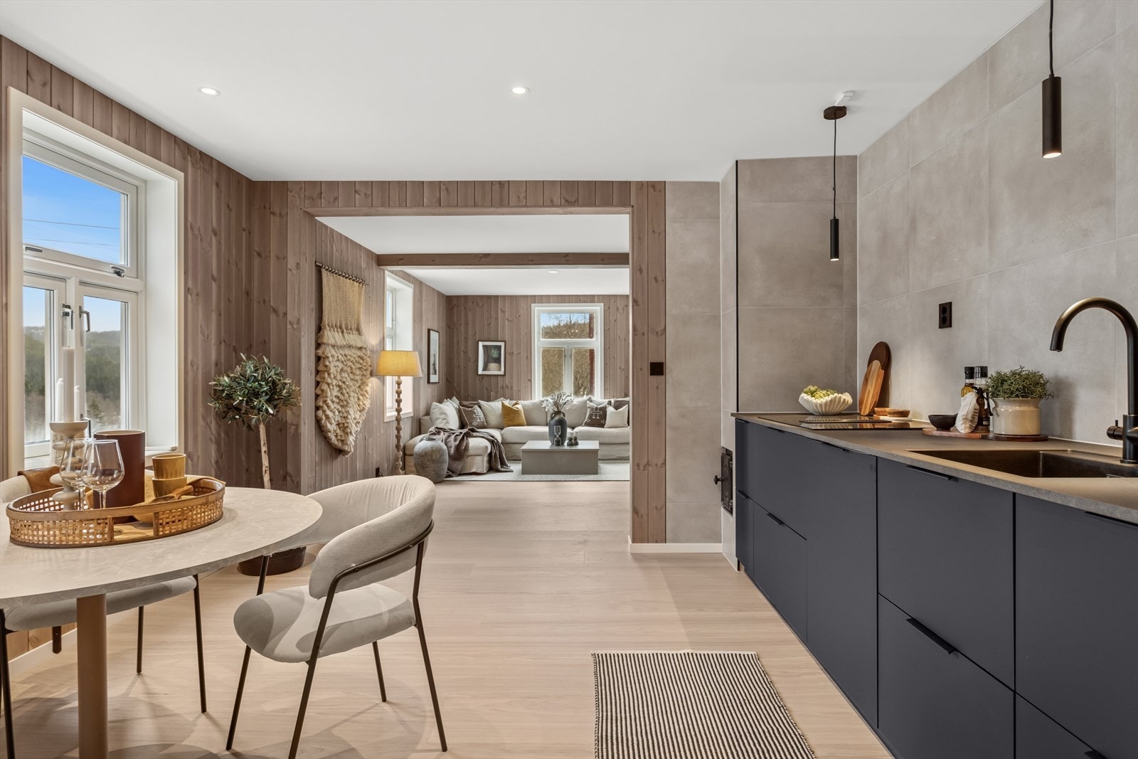 I tilknytning til kjøkkenet er det plass til en spisegruppe - perfekt for en sosial matlaging når gjester inviteres hjem på middag. Galleribilde