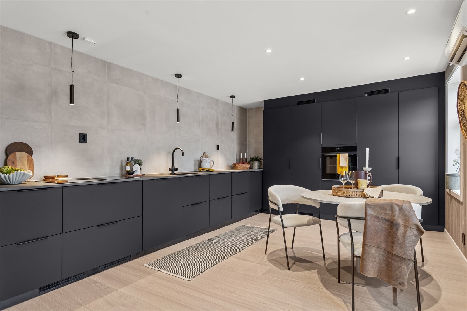 Kjøkkenet fremstår moderne og stilrent, med kjøkkeninnredning fra Kvik og integrerte hvitevarer. Downlights i himlingen fullfører det stilrene uttrykket. Galleribilde