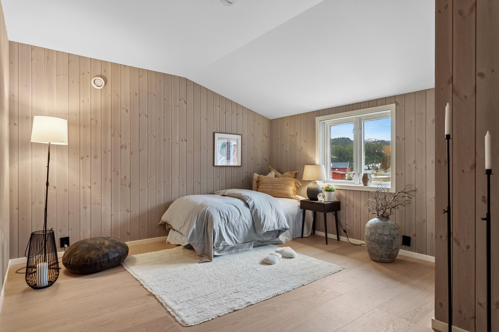 Romslig soverom i 1. etasje med gode møbleringsmuligheter - både dobbeltseng, nattbord, garderobeløsning og kontorplass. Galleribilde