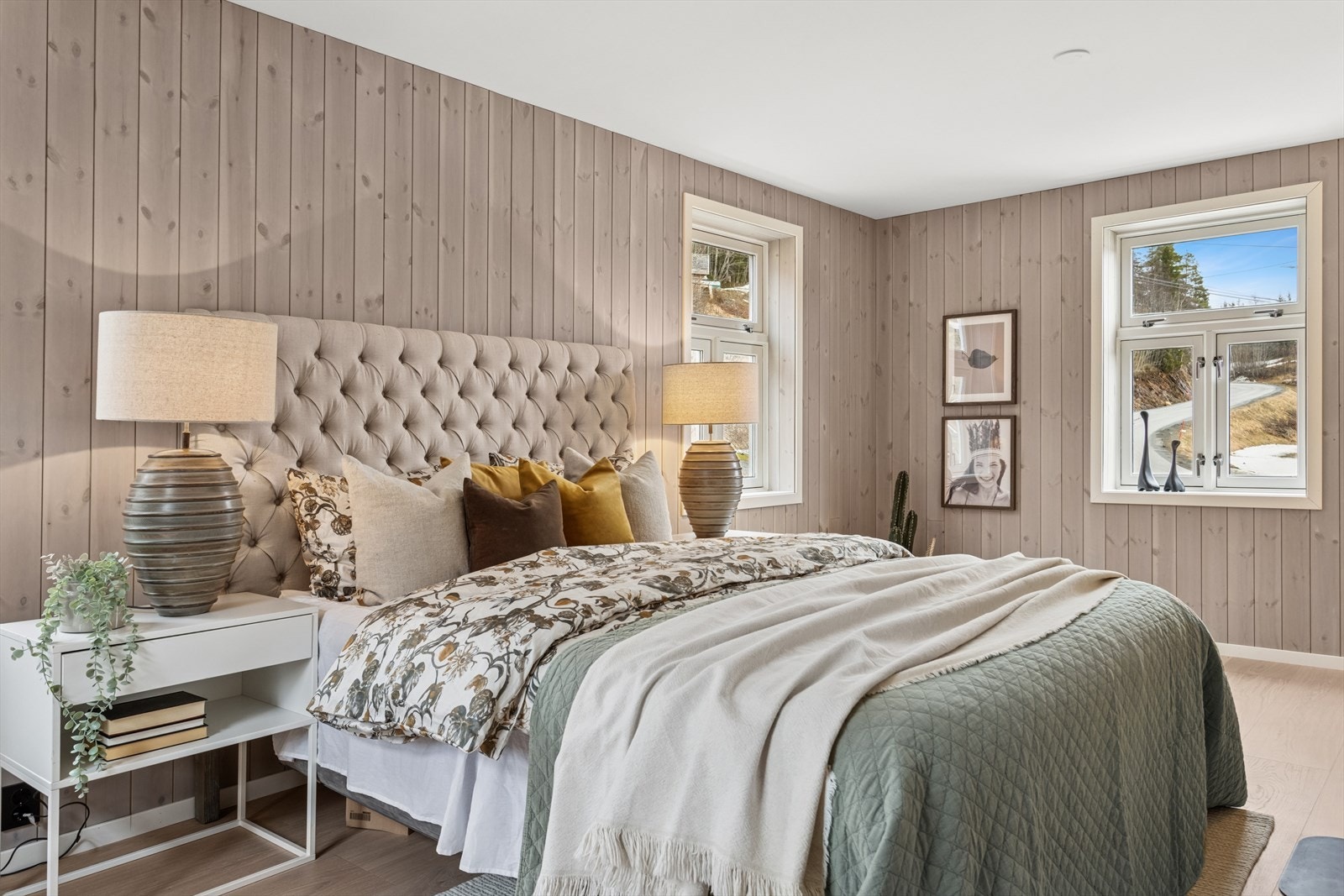 Fra entreen i 1. etasje er det videre adkomst til et innredet soverom, som også kan brukes til gjesterom, kontor eller oppbevaring - alt etter behov. Her var tidligere kjøkken. Galleribilde