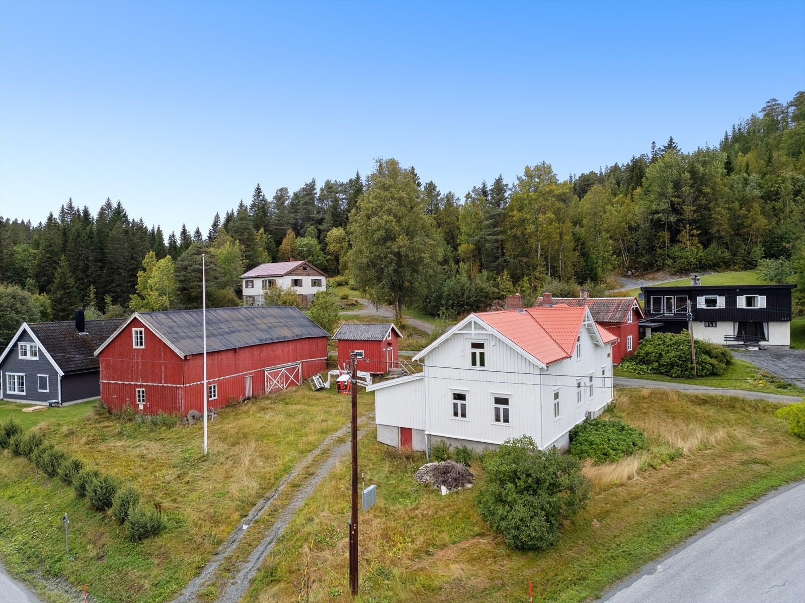 Eiendommen har en idyllisk beliggenhet med umiddelbar nærhet til marka. Gode ski- og turmuligheter rett utenfor døren. Jerrvskogen skisenter, travbane, Homlastien og stien til Storfossen ligger i nærområdet. Galleribilde