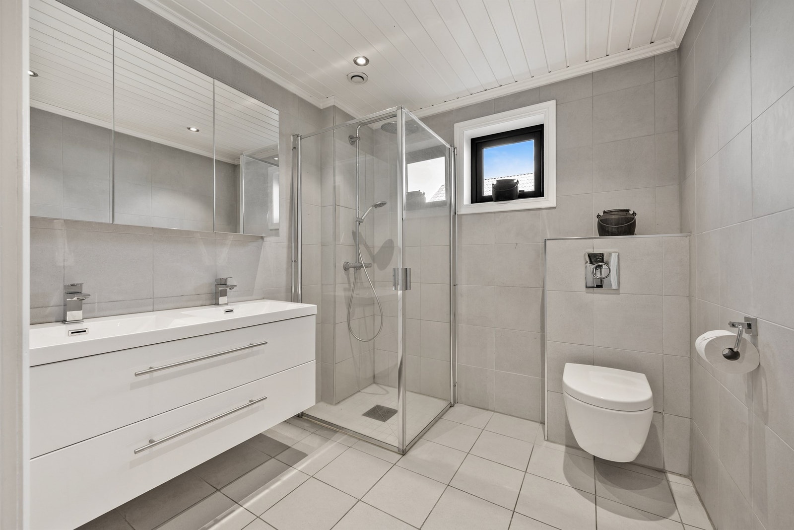 Moderne bad med dobbelservant og rikelig med skap og bankplass Galleribilde