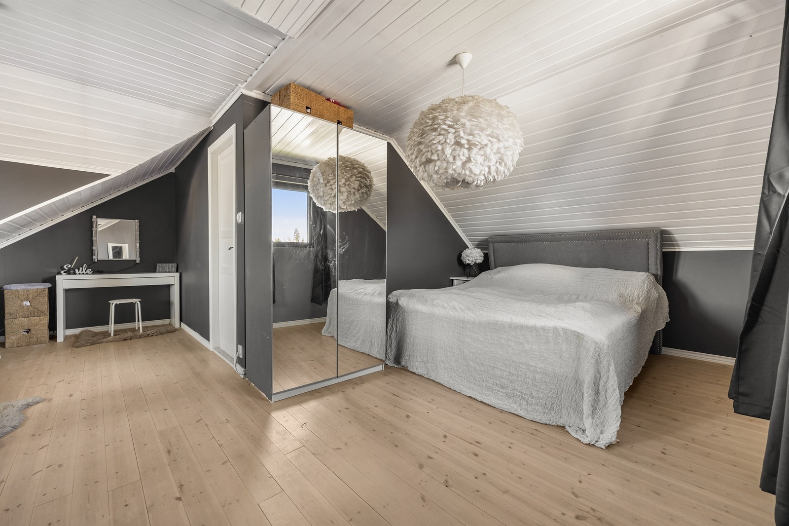 Det er to soverom av god størrelse i boligens 2.etg Galleribilde