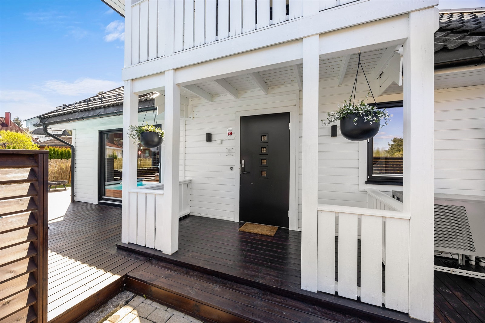 Boligen ønsker deg velkommen med et hyggelig inngangsparti med overbygget terrasse Galleribilde