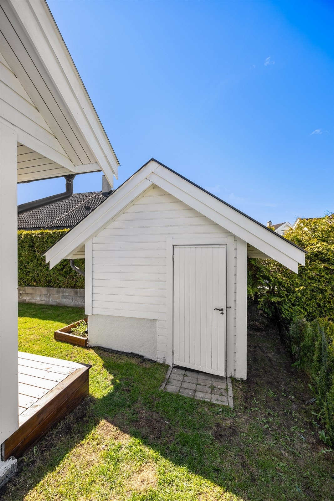 Utvendig bod på ca 5 kvm. Perfekt for oppbevaring av utemøbler og hageredskaper Galleribilde