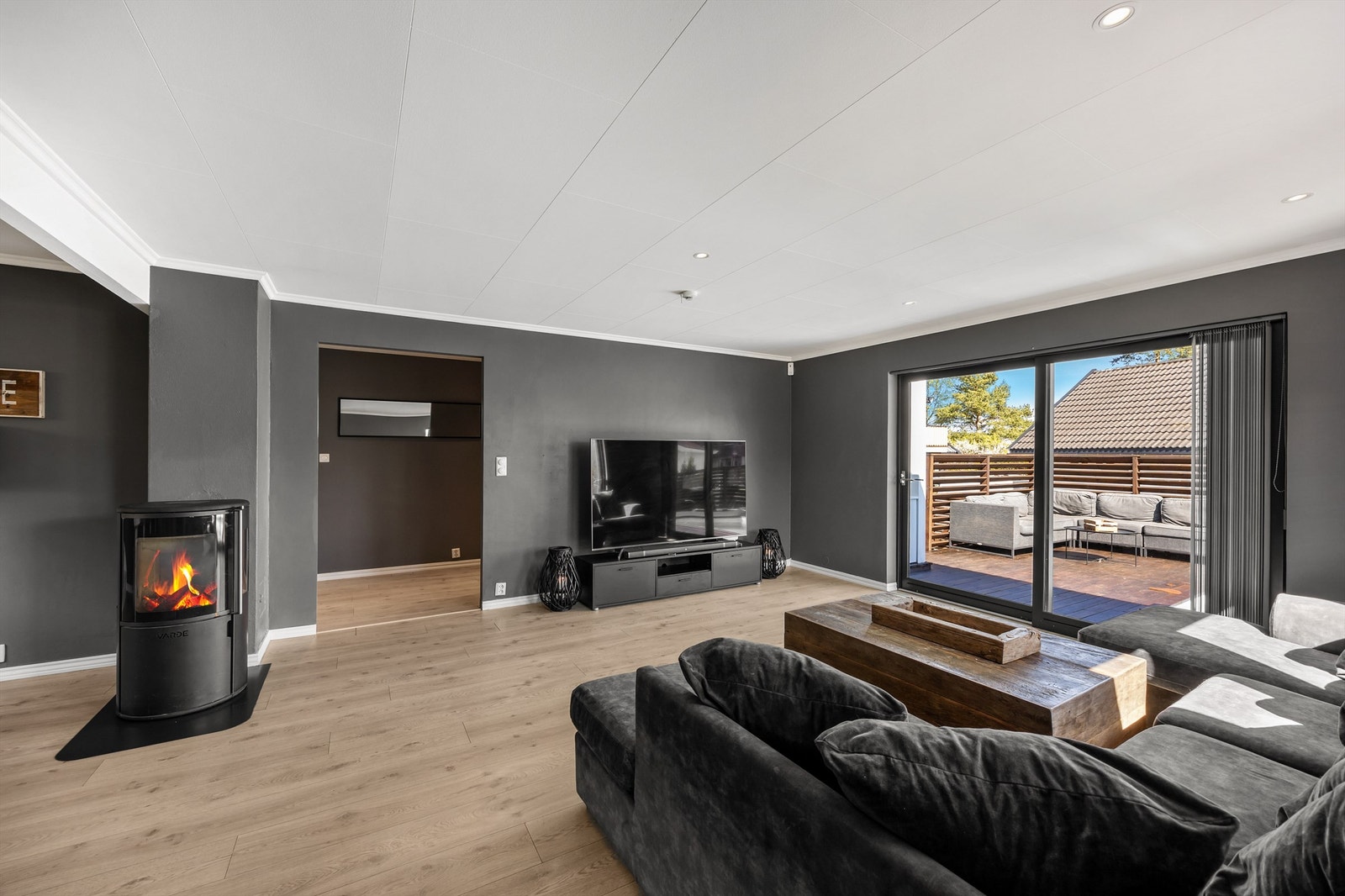 Stuen har store vindusflater som gir rikelig med dagslys i boligen Galleribilde