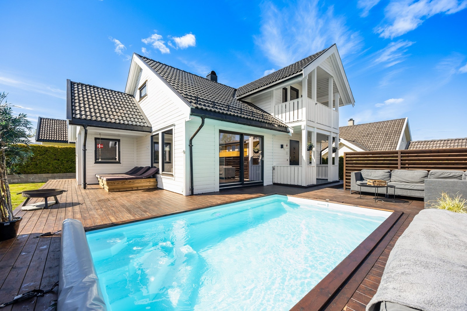 Dette er en enebolig over 2 plan med oppvarmet basseng og fantastisk uteplass Galleribilde