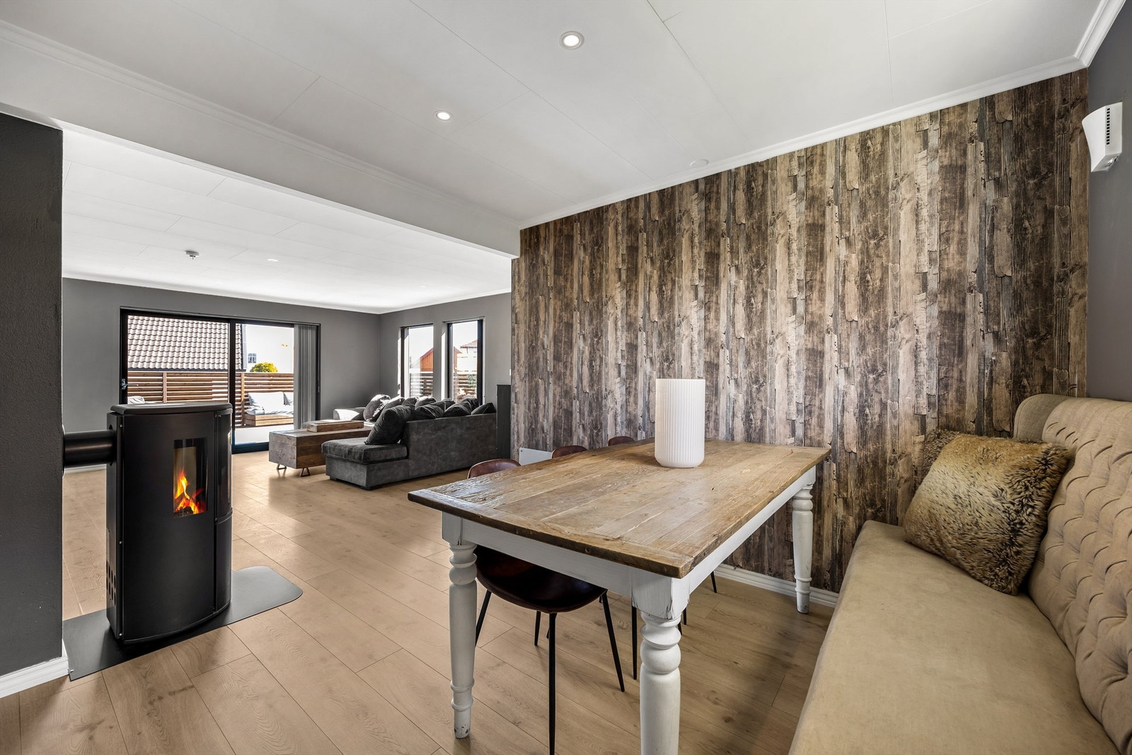 Spisebord ved stuen som passer perfekt for å få samlet familien Galleribilde