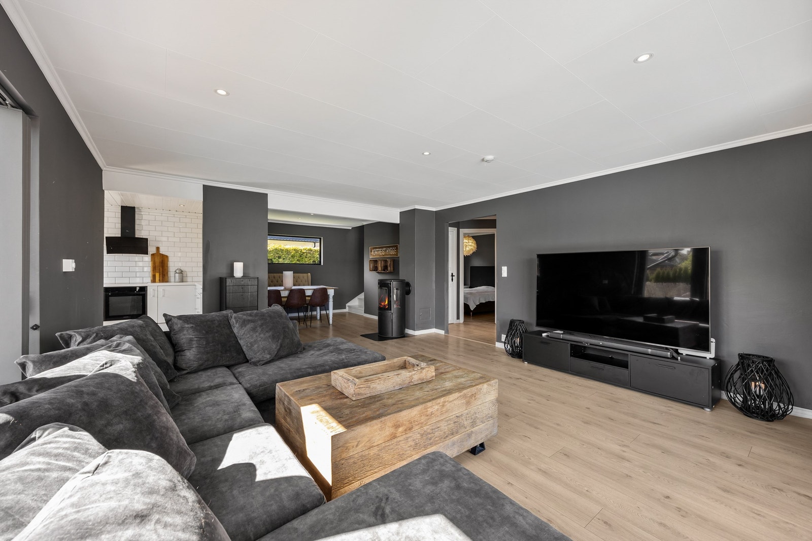 Stuen har delevis åpen løsning mot kjøkkenet med man føler allikevel at det er to forskjellige rom Galleribilde