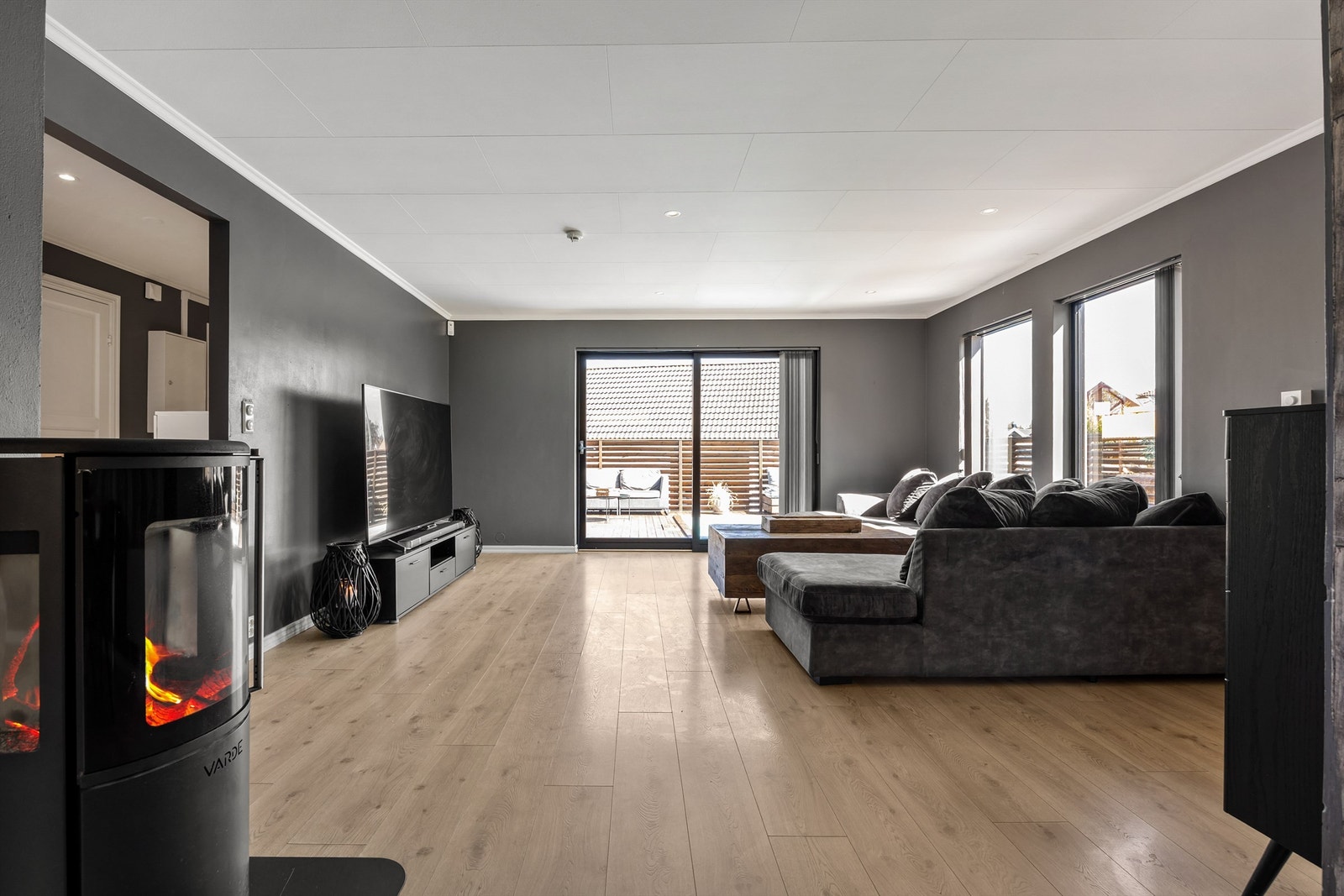 Stuen er av god størrelse med en koselig sofakrok Galleribilde