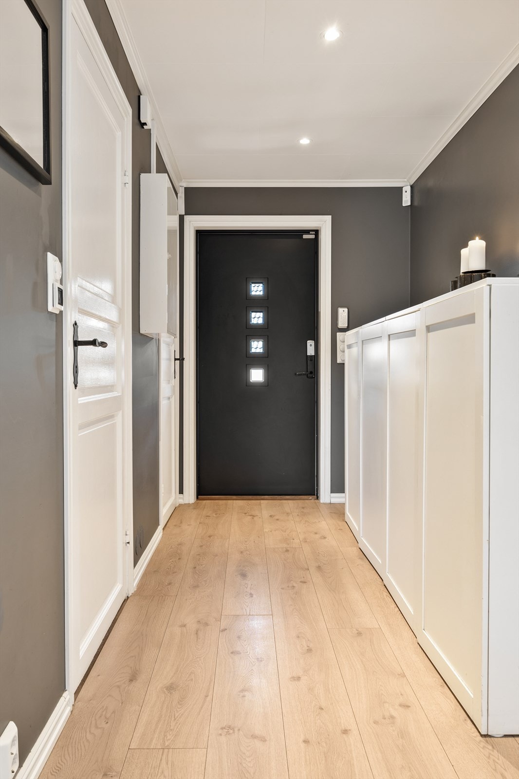 Entre med laminat gulv med gulvvarme Galleribilde