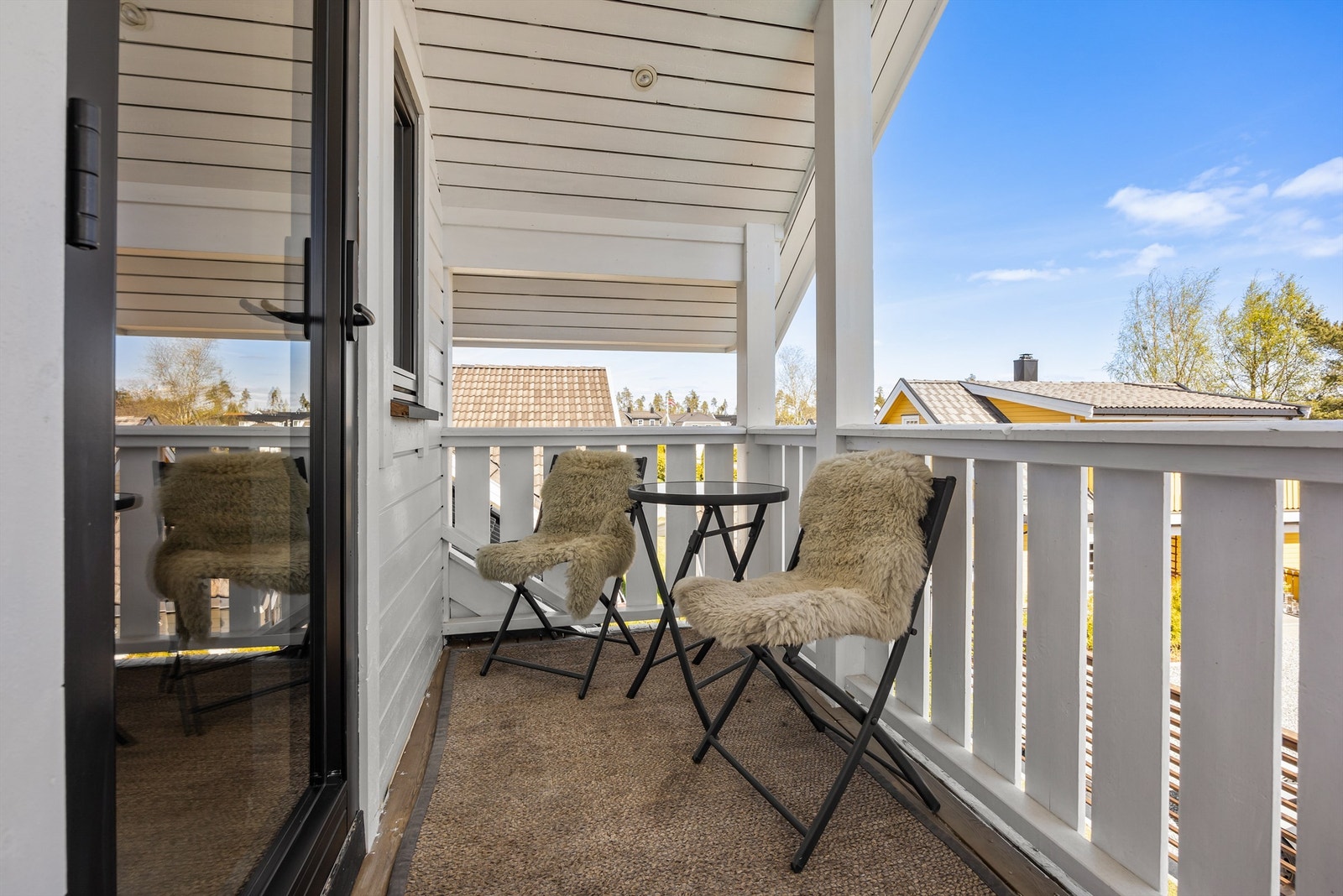 Hyggelig balkong hvor man kan nyet morgenkaffen Galleribilde