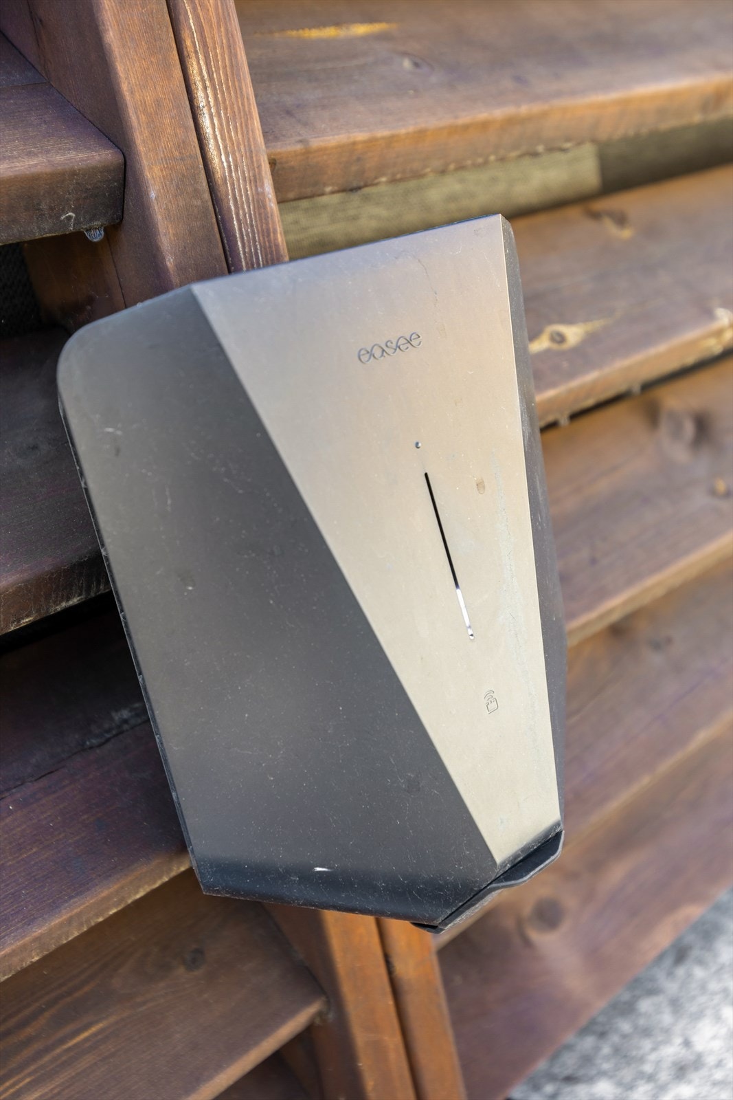 El-bil lader utenfor boligen gjerdet Galleribilde