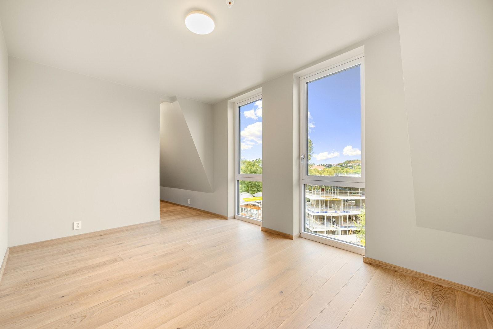 Hovedsoverom på ca. 15 kvm med god plass til dobbeltseng og garderobeløsning Galleribilde