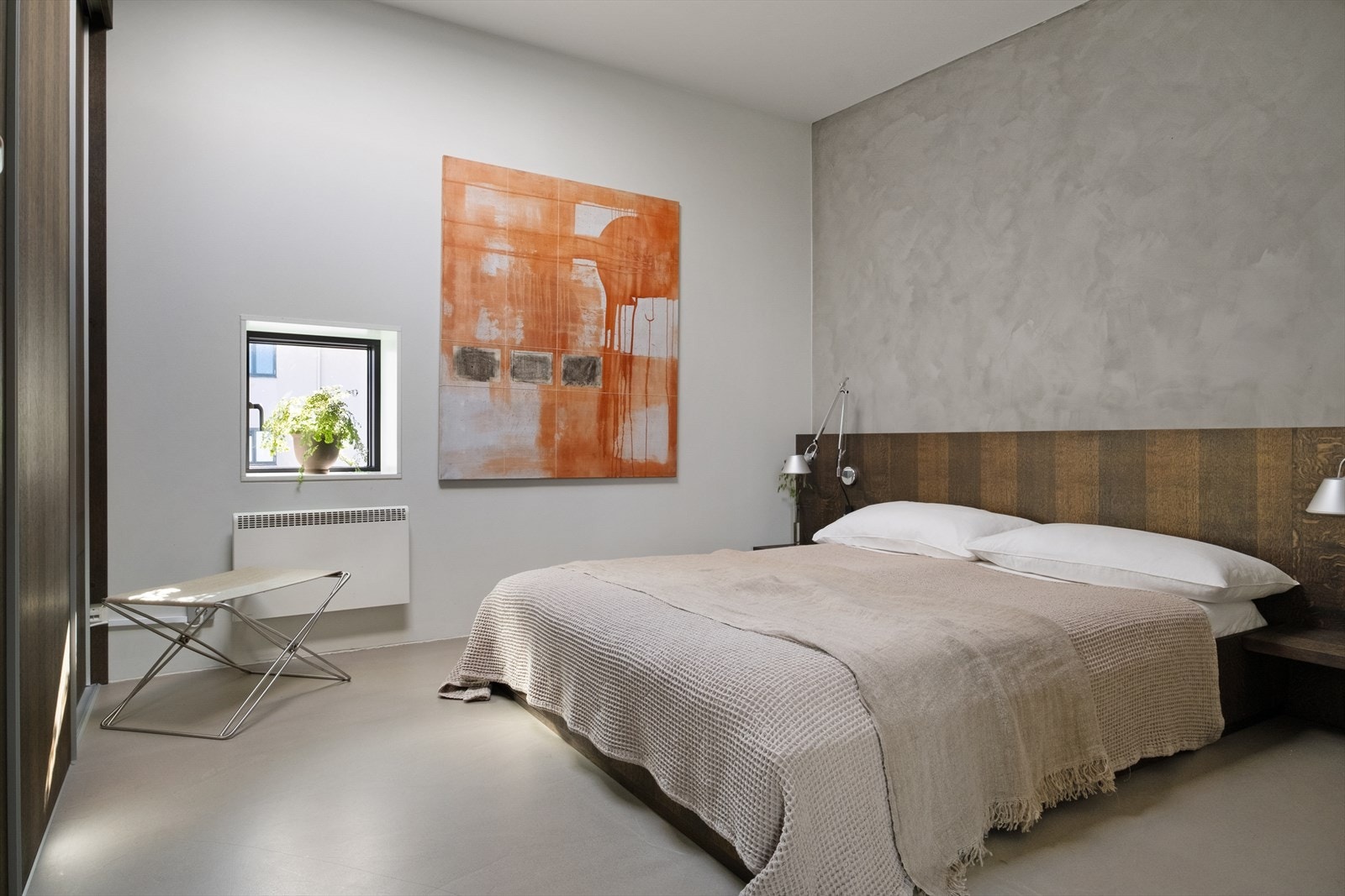 Hovedsoverommet er utstyrt med en stor skyvedørsgarderobe og en spesialtilpasset seng med gavl. Galleribilde
