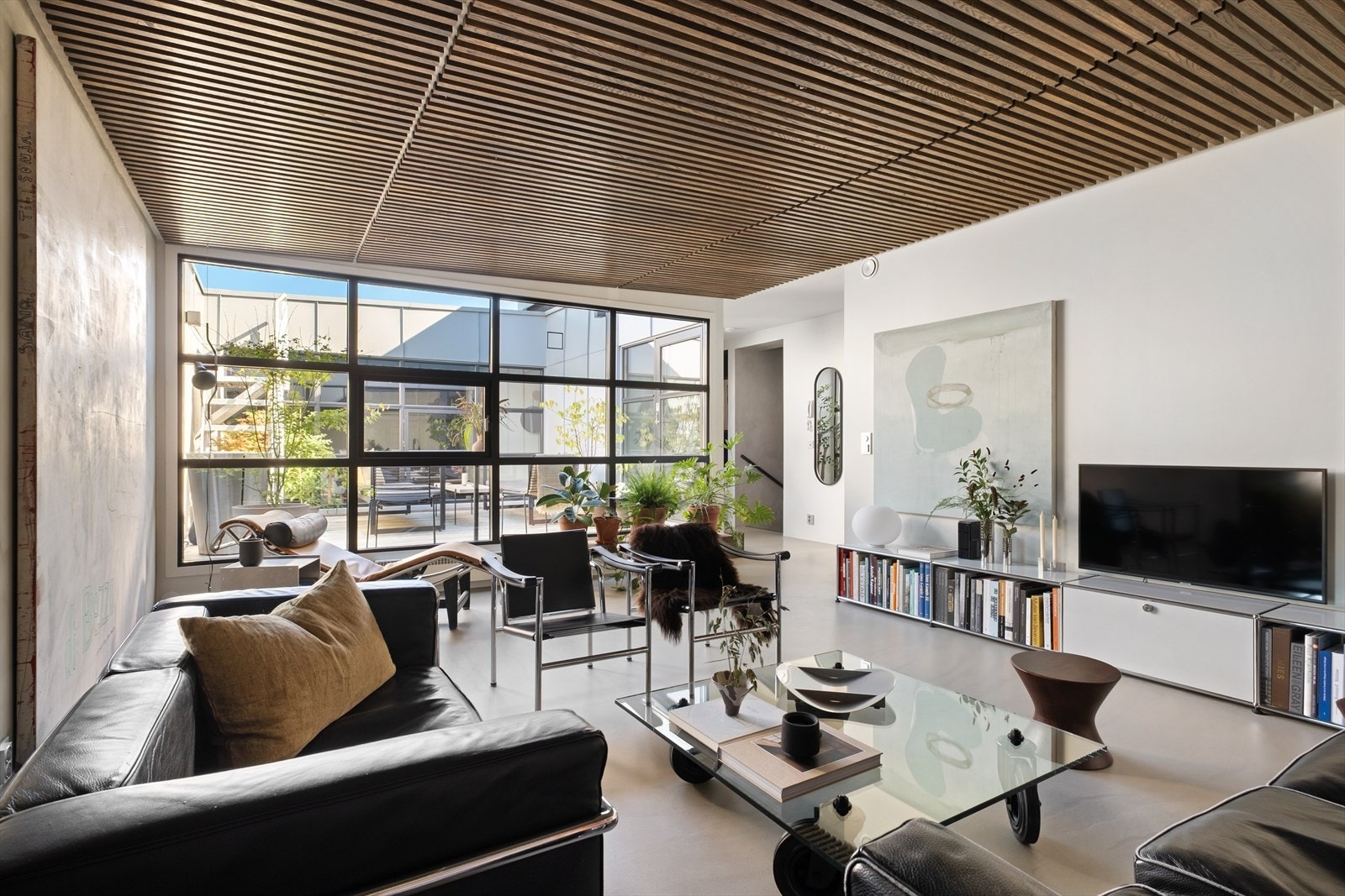 Her får du gjennomgående god standard med arkitekttegnede og møbelsnekrede løsninger, som blant annet eikespiler i taket. Galleribilde
