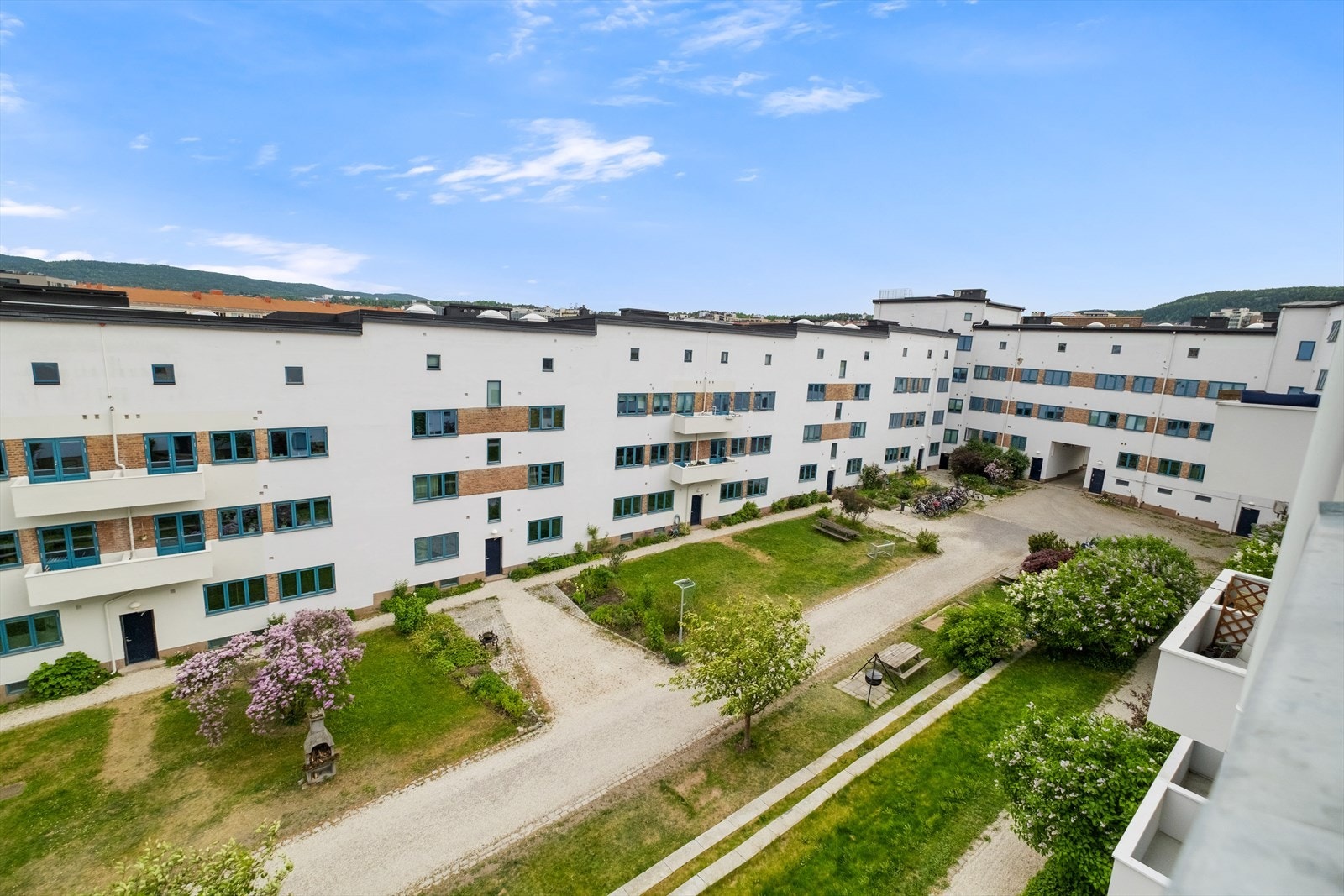 Hyggelig og stor bakgård med ulike sittegrupper. Galleribilde