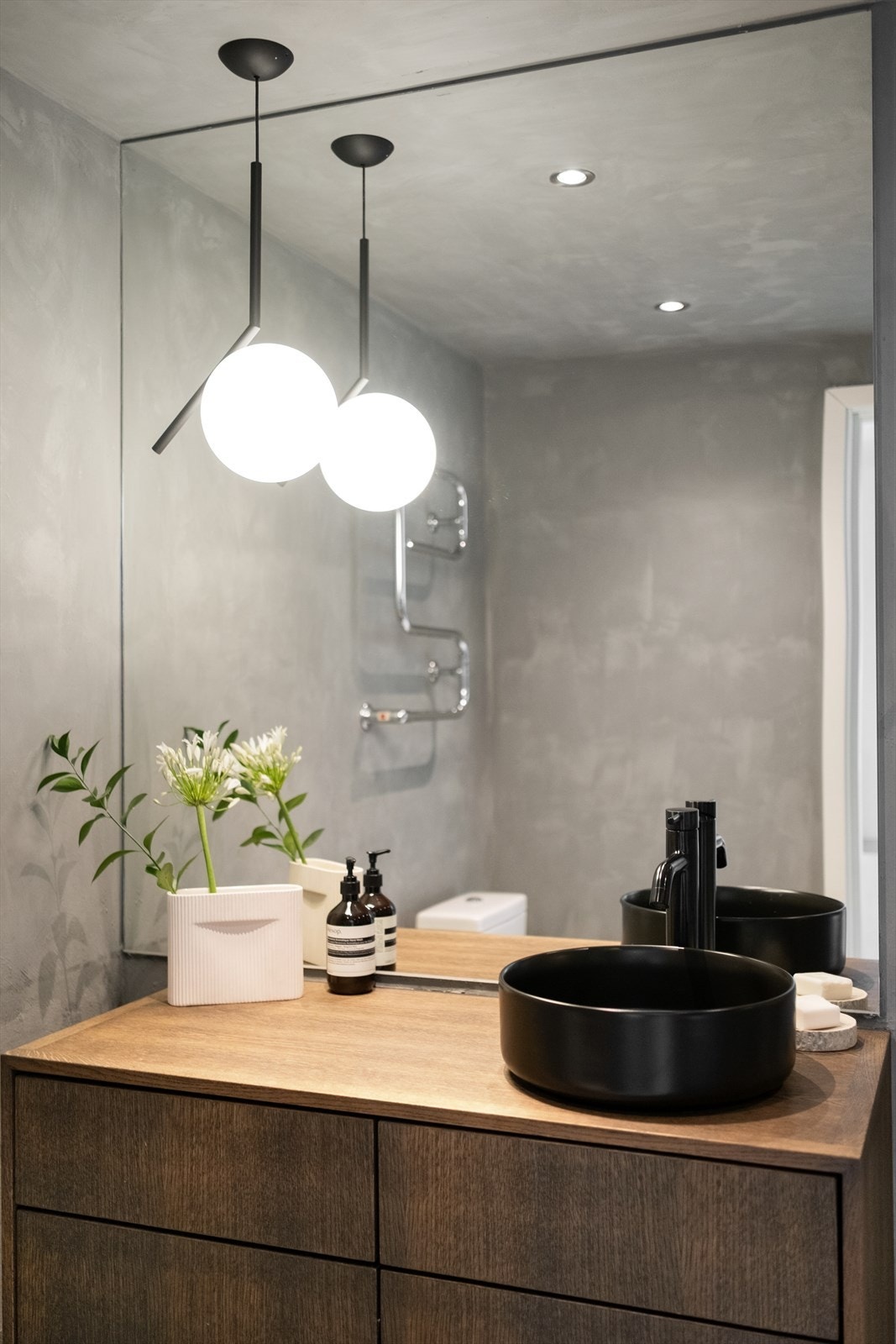 Badet har flislagt gulv med varmekabler, mikrosement og fliser på vegger, og lekker kalkmaling i himling med innfeldte downlights. Galleribilde