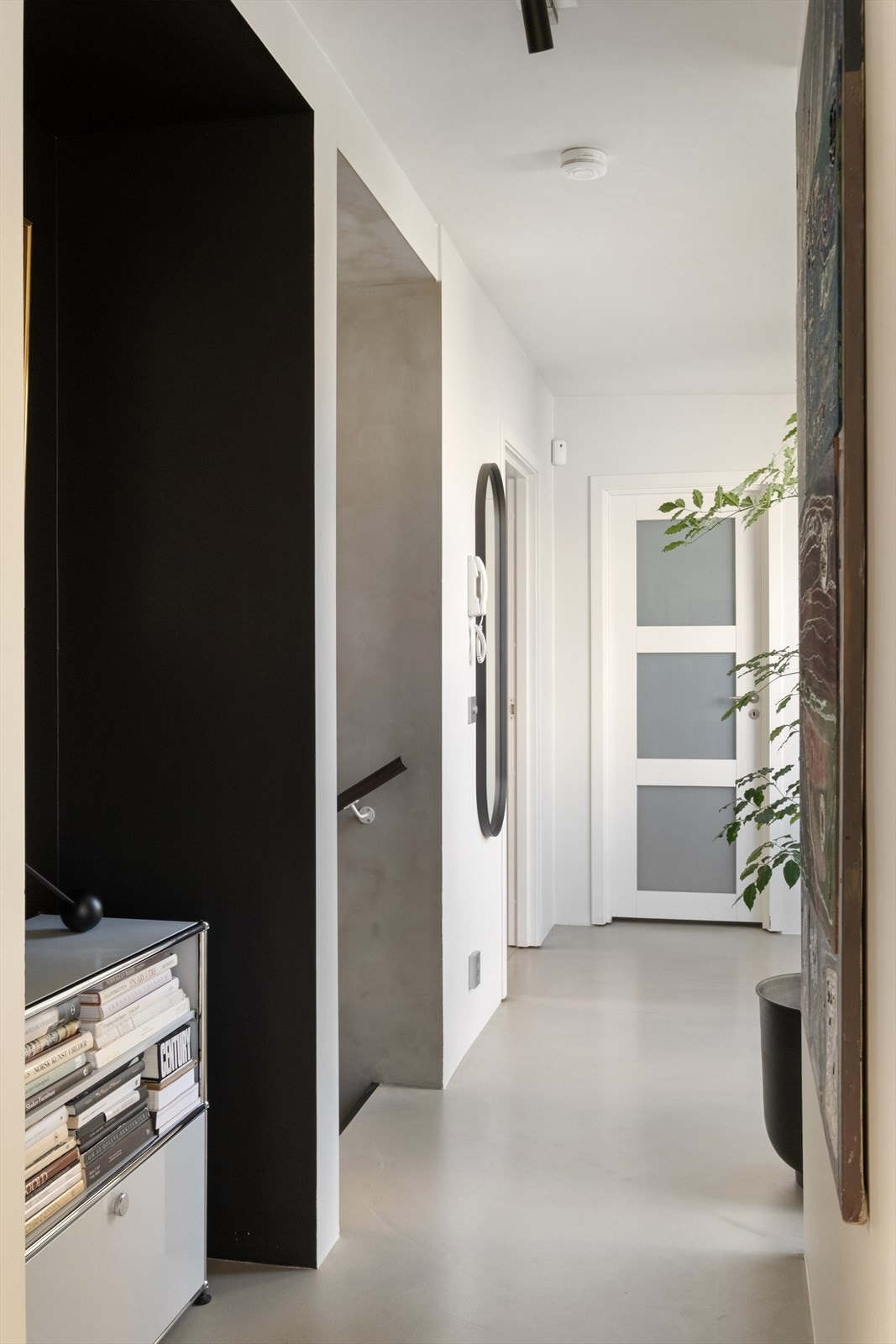 Gangen byr på gode oppbevaringsmuligheter, samt en romslig innvendig bod. Galleribilde