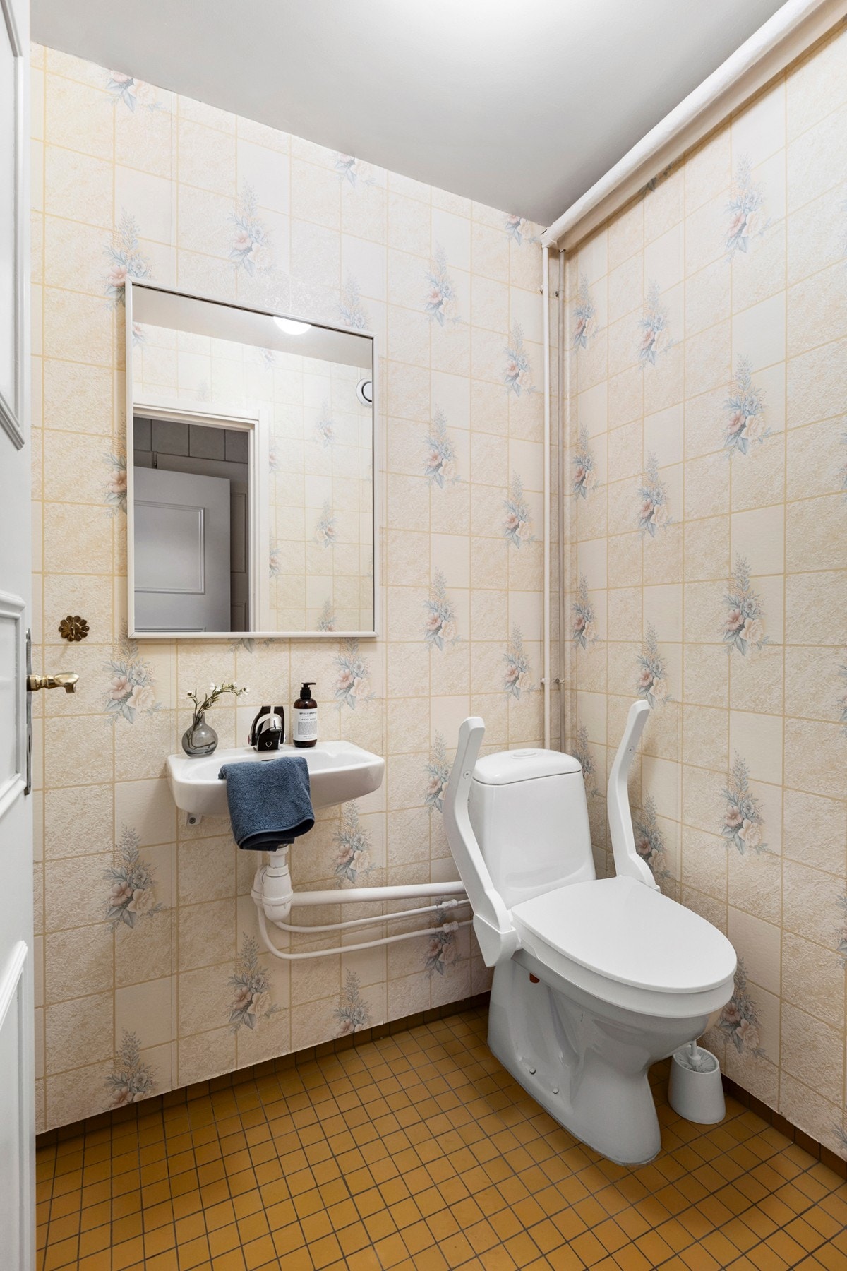 Separat toalett med wc og servant Galleribilde