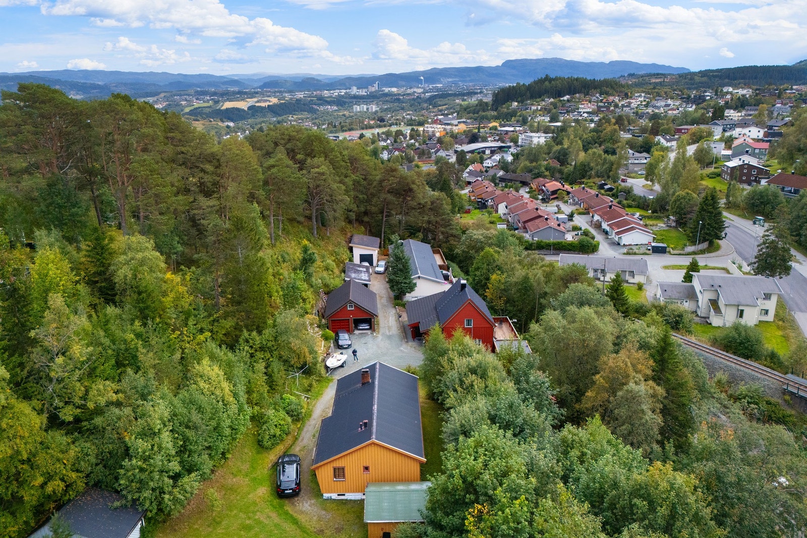 Oversiktsbilde som viser boligens beliggenhet i et grønt og fredelig nabolag. Galleribilde
