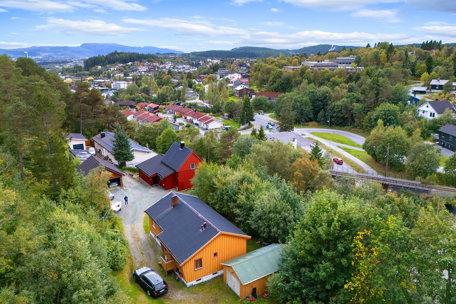 Boligen ligger i et rolig og barnevennlig område med kort vei til Bymarka og buss-/trikkestopp. Galleribilde