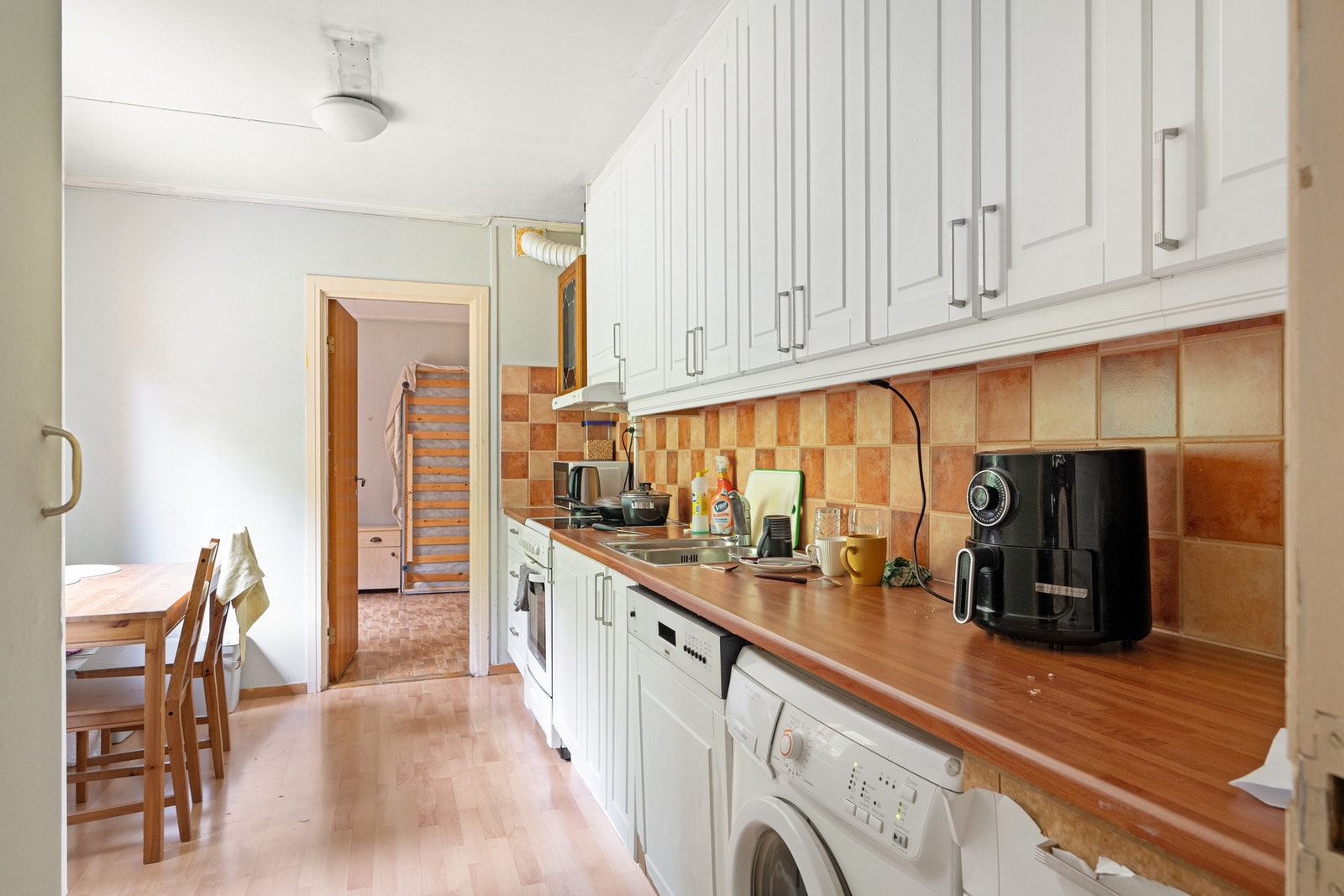 Kjøkken på 10 kvm med spiseplass og god skap-/benkeplass. Galleribilde