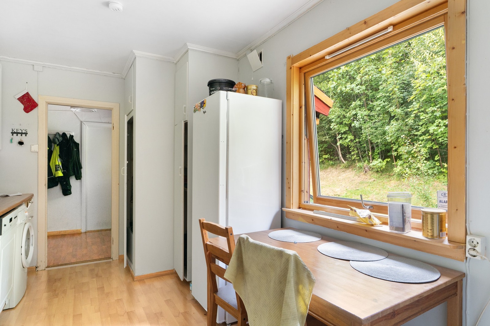 Praktisk og hyggelig spiseareal med utsyn til hagen. Galleribilde