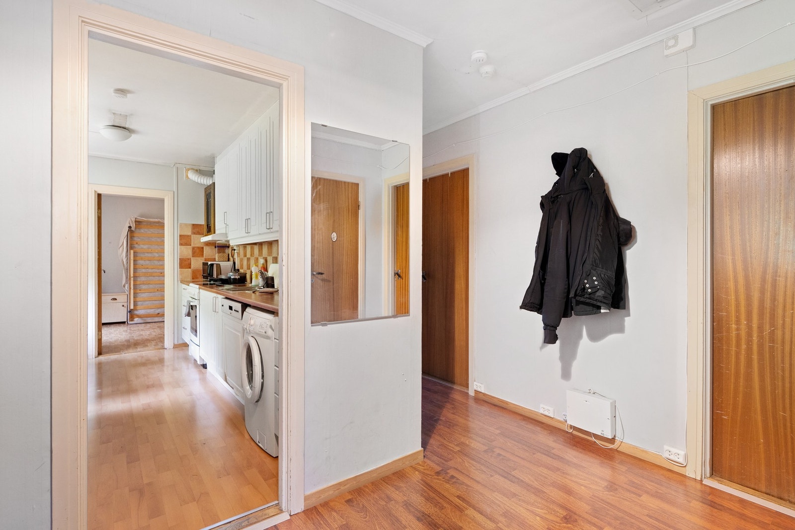 Inngangsparti på 8,5 kvm med tilknytning til kjøkken, stue, toalettrom og 3 soverom. God plass til garderobe og oppbevaring. Galleribilde