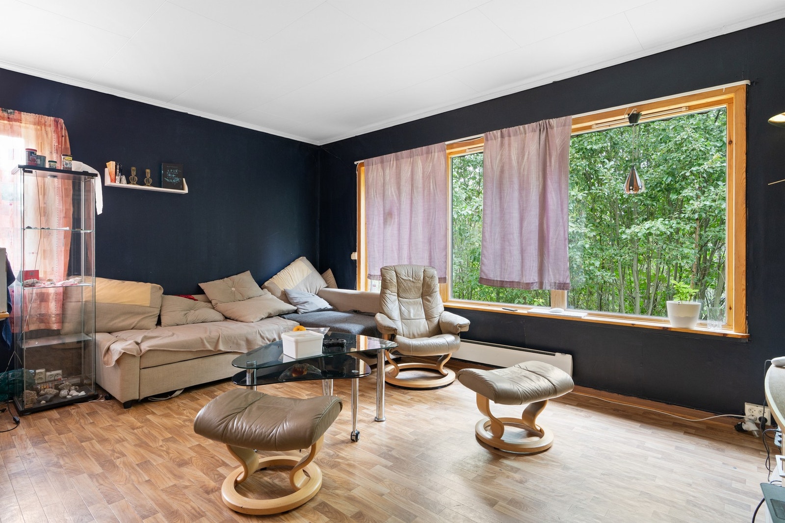 Stue med store vindusflater og god takhøyde. Galleribilde