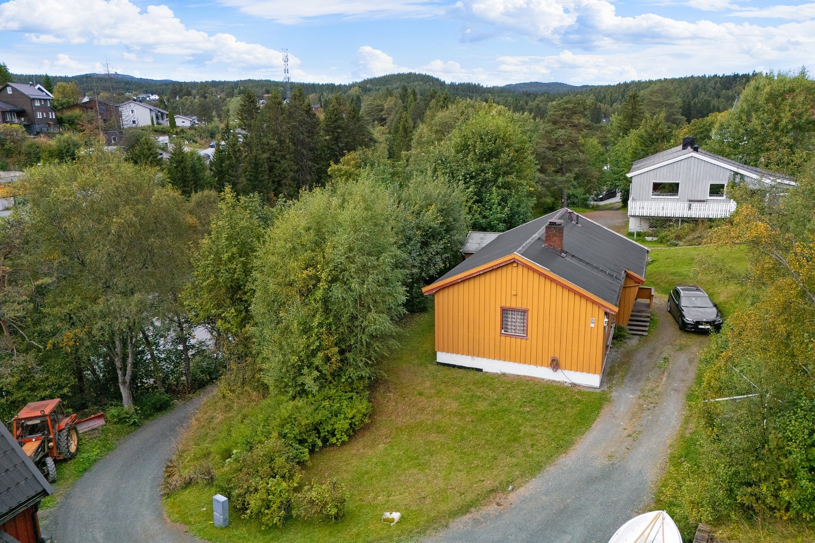 Det foreligger godkjent rammetillatelse for oppføring av leilighetsbygg på denne og naboeiendommen. Ta kontakt med megler for nærmere info. Galleribilde