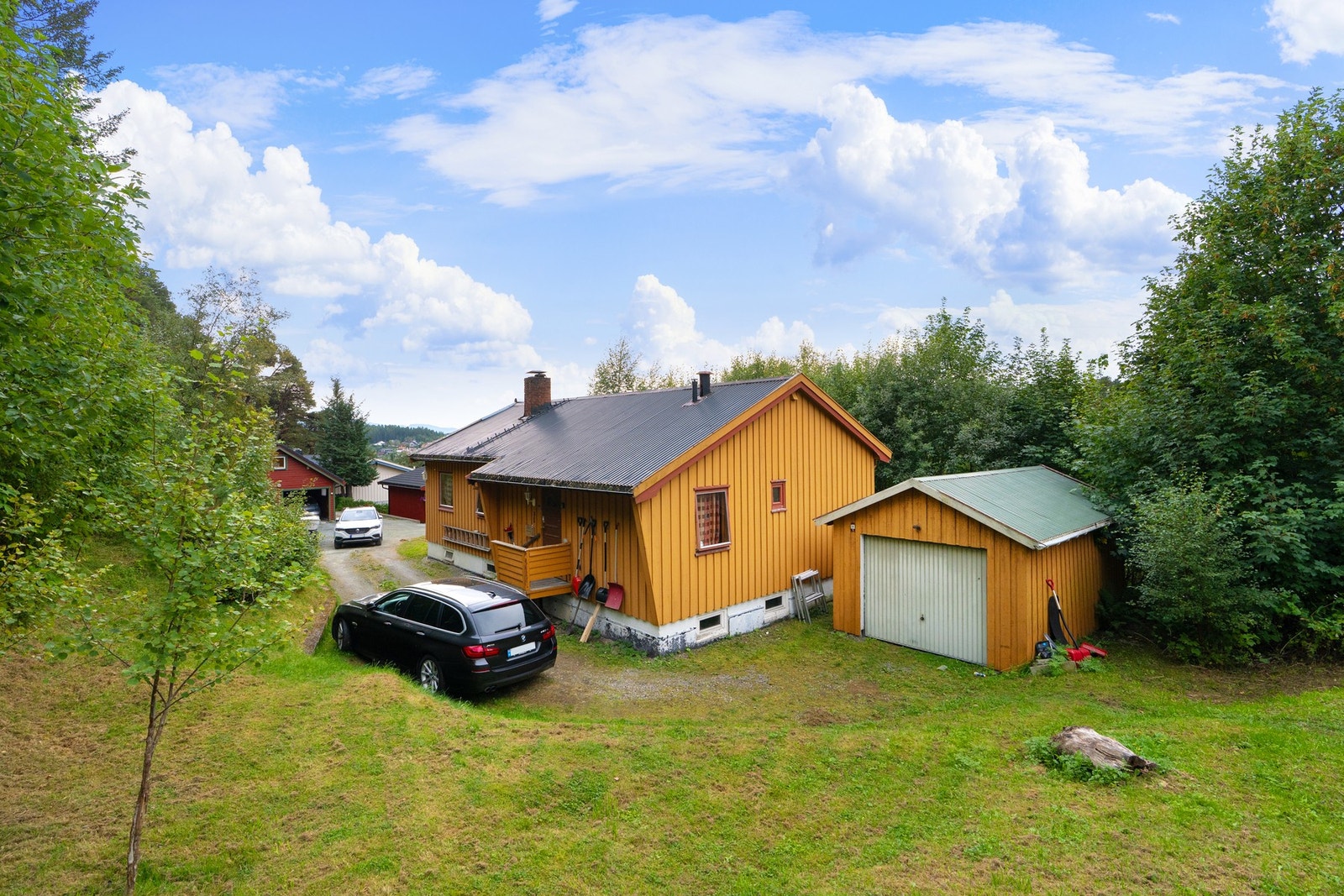 Frittstående garasje og flere oppstillingsplasser. Galleribilde