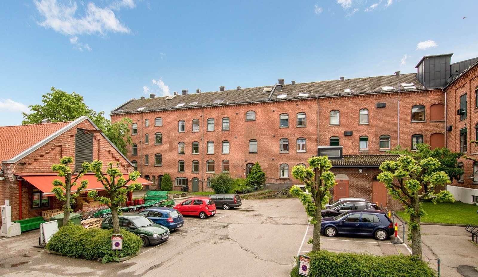 Leietaker disponerer 1 p-plass på biloppstillingsplass. Galleribilde